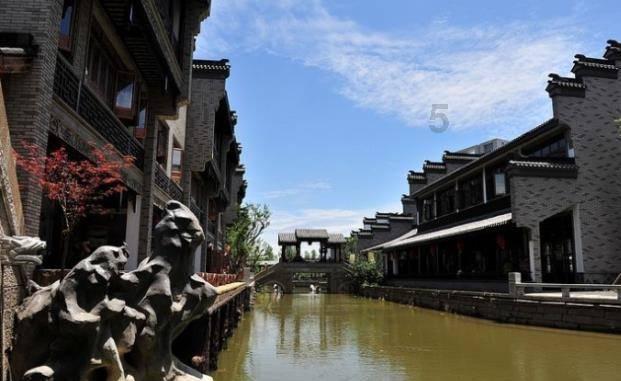 《狗剩快跑》中的女演员戏里戏外反差大，戏里土掉渣，戏外美如花